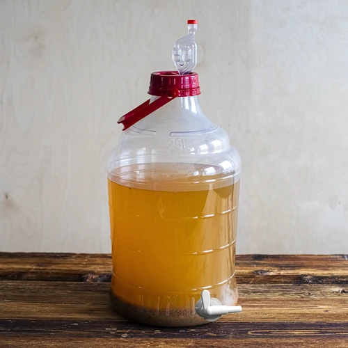Garrafão 15 L com pega e torneira - 16