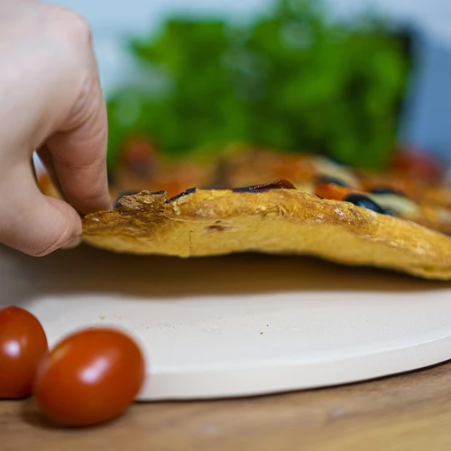Pedra para pizza com pega e cortador, em cordierita, redonda 33 cm - 15