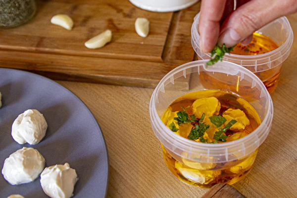 Bolinhas de iogurte em azeite com especiarias