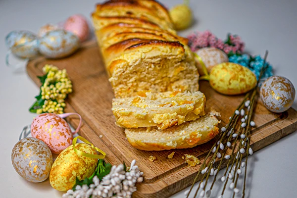 Bolo de massa lêveda de Páscoa com queijo e alperces