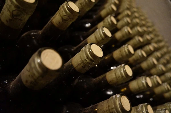 Como rolhar vinho?