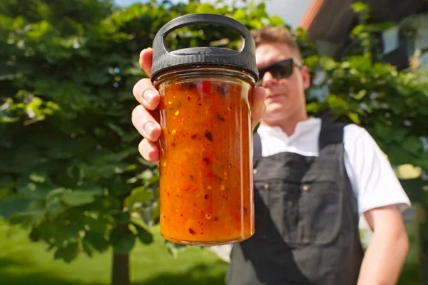 Compota de pêssego picante com malagueta e um toque de rum