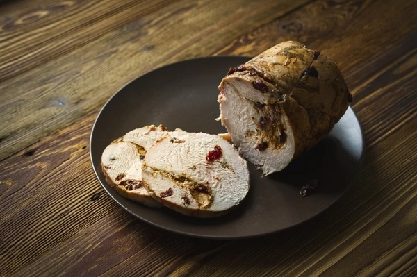 Fiambre de peito de frango com oxicocos picantes - do cozedor de fiambre