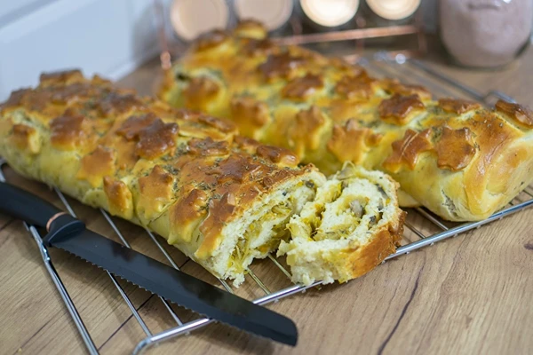 Kulebiak de massa lêveda com couve e cogumelos