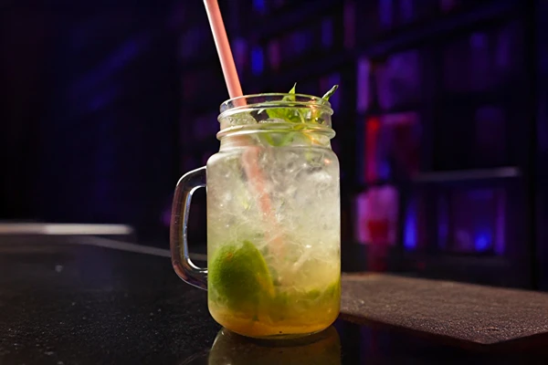 Nojito – bebida refrescante sem álcool com lima e hortelã