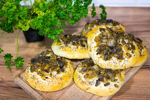 Pãezinhos de massa lêveda com cebola e cogumelos