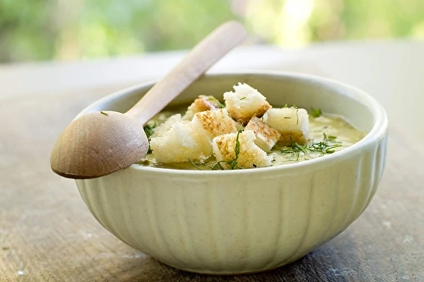 Sopa-creme de pera e raiz de salsa