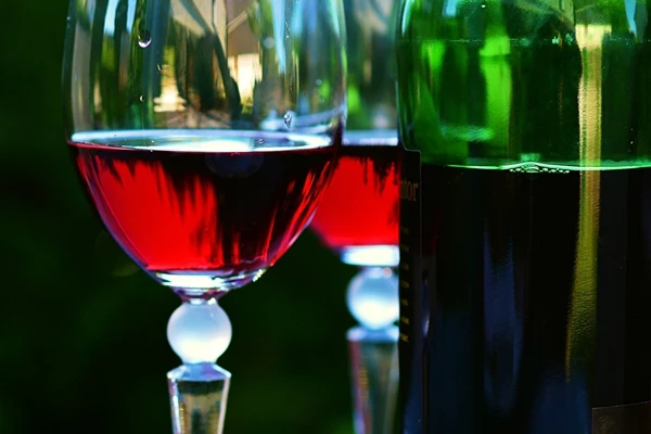 Vinho caseiro de ginja e groselha-espim