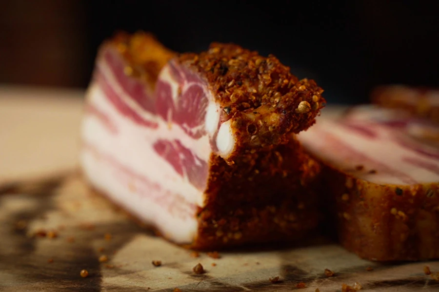 Barriga de porco fumada ao estilo pastrami
