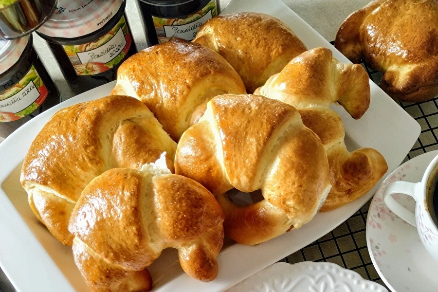 Browin Przepiśnik - Croissants levedados de espelta com compota de ameixa