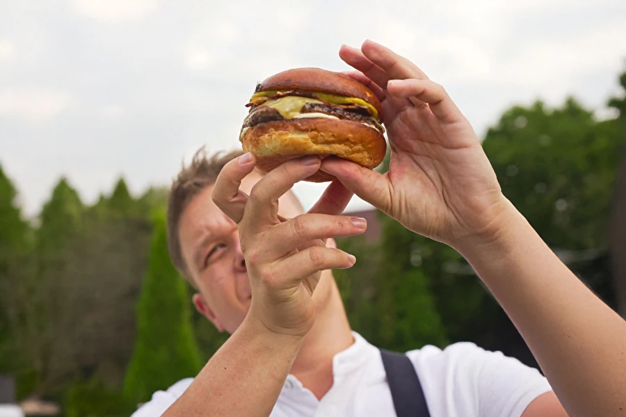 Browin Przepiśnik - Hambúrguer com ketchup de banana, bacon e maionese de whisky