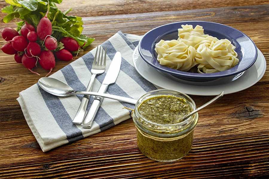 Pesto de folhas de rabanete