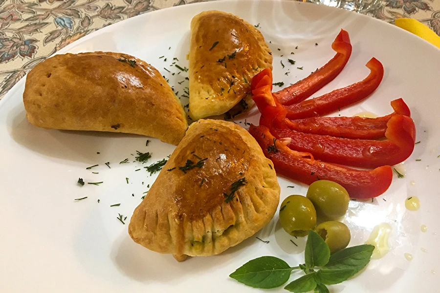 Pierogi assados com espinafres