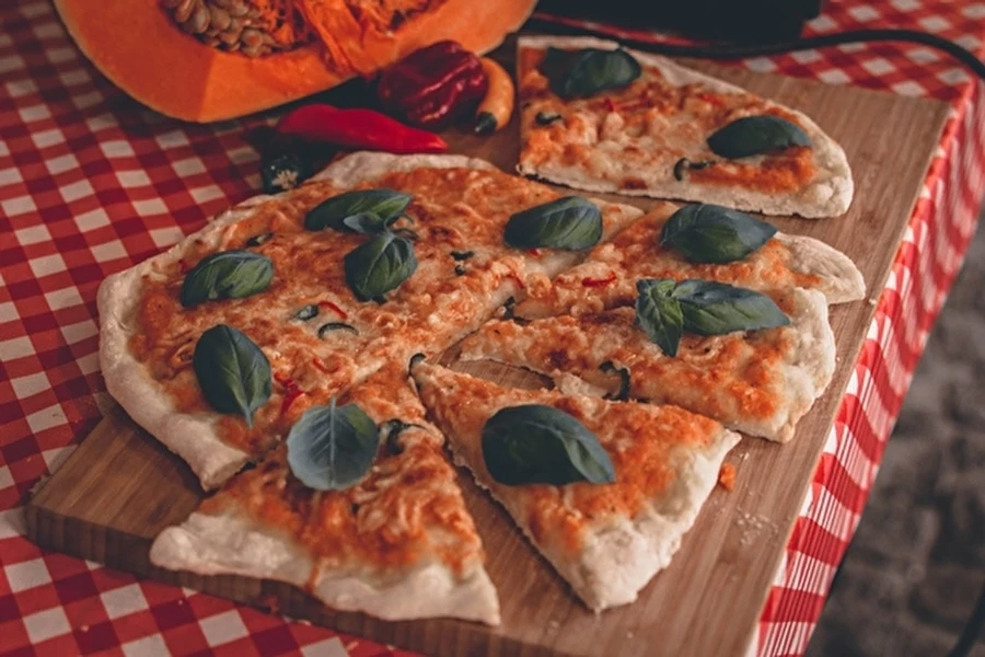 Pizza caseira com molho de abóbora