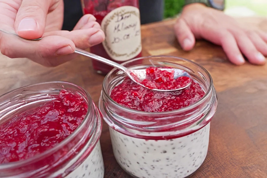 Pudim de chia de coco com doce de framboesa